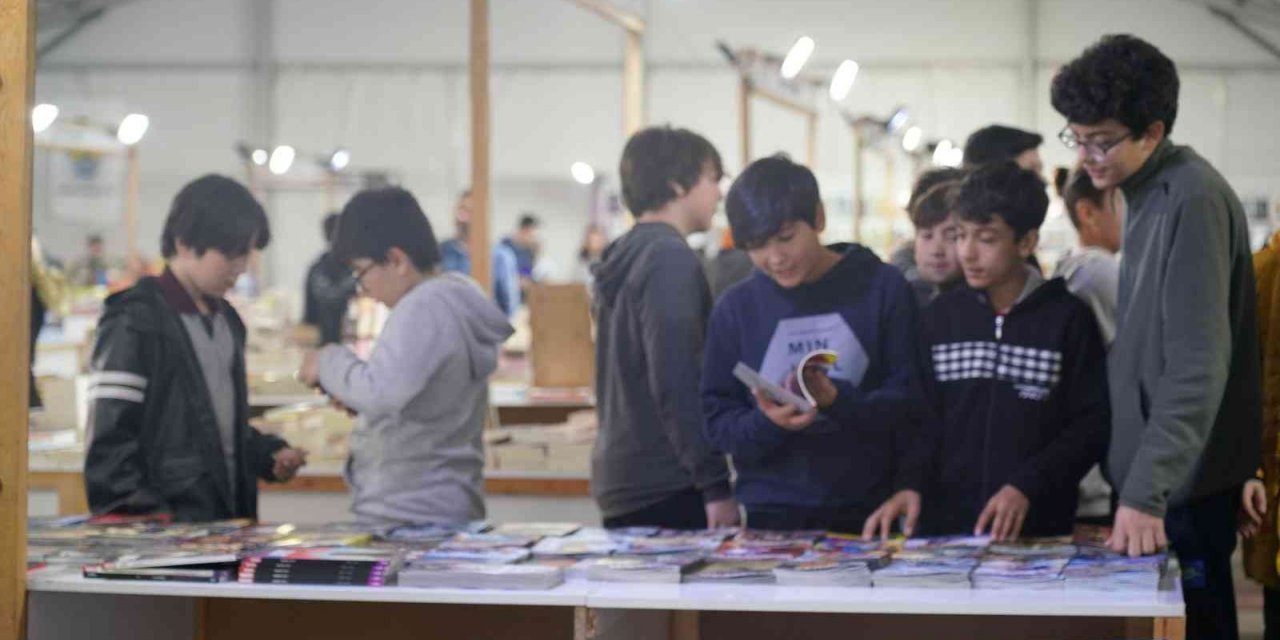 Kitap tutkunları, fuarda buluştu