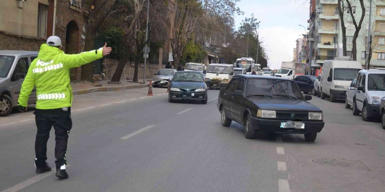 Uşak’ta 976 sürücüye para cezası kesildi