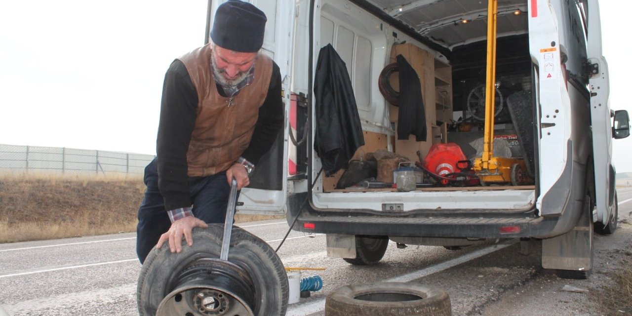 ‘Süpermen’ lastikçi yolda kalanların yardımına yetişiyor