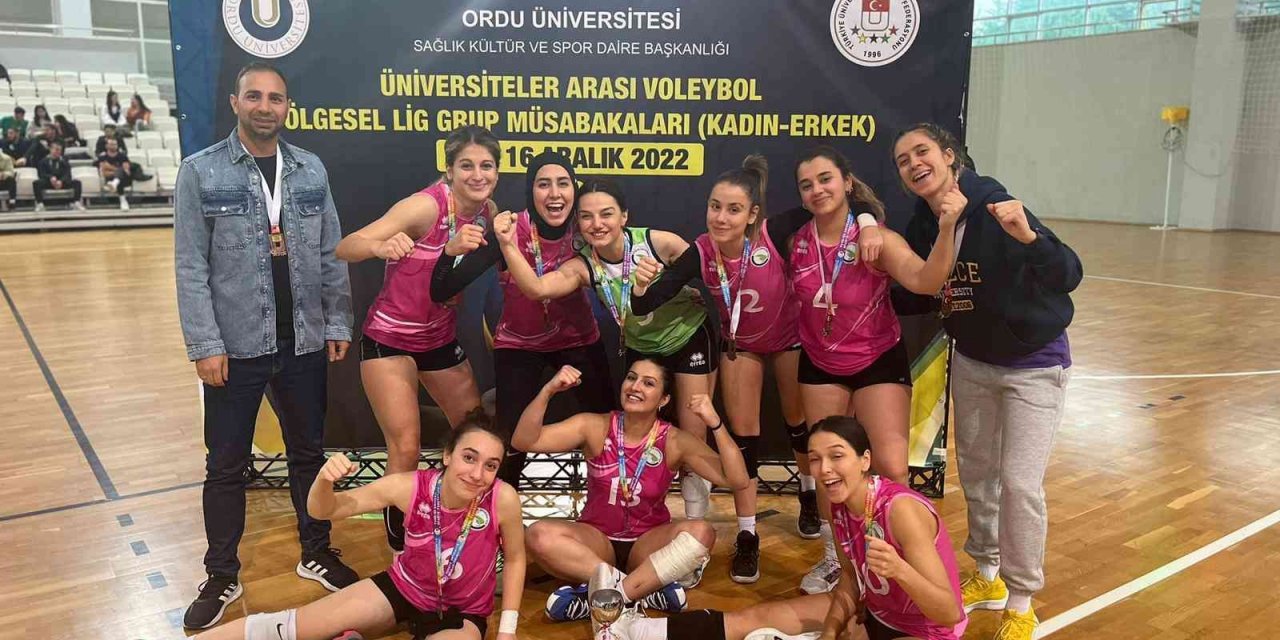 Düzce Üniversitesi voleybol takımı 3. oldu