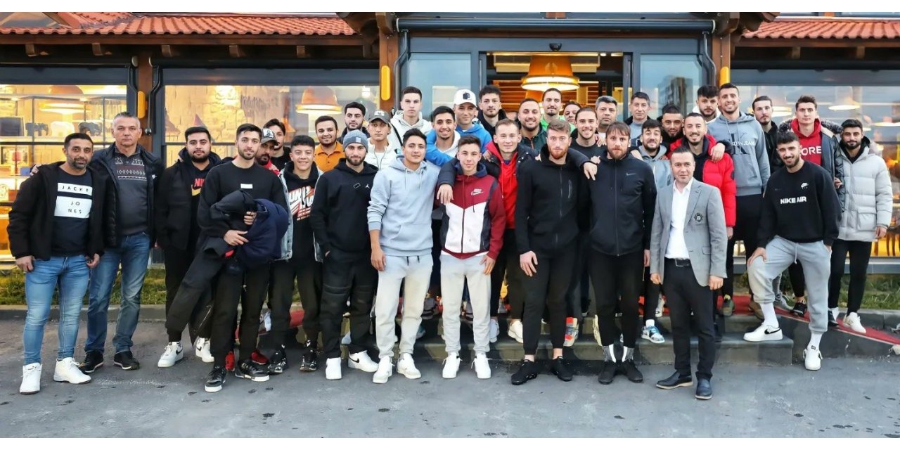 Afyonspor oyuncuları yemekte buluştu