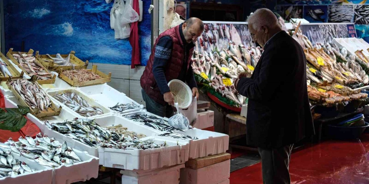 İstanbul’da balık tezgahlarının en ucuz balığı 70 TL ile hamsi oldu