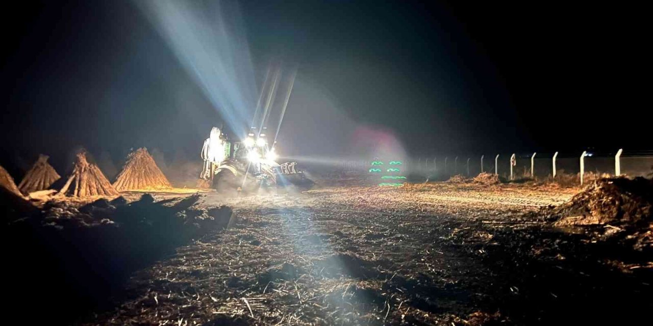 Kamış depolama alanında çıkan yangın güçlükle söndürüldü