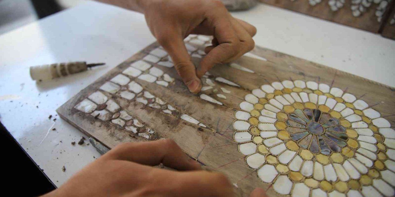 Osmanlı saraylarını süsleyen sedef sanatını bugüne taşıyorlar