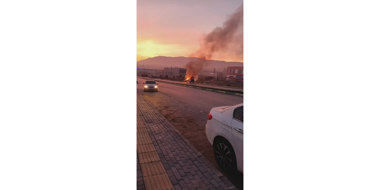 Bursa’da bir otomobil alev alev yandı