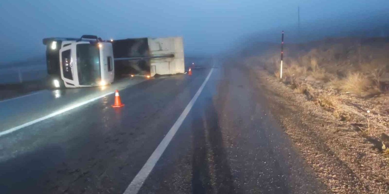 Kamyonun devrilmesi sonucu sürücü yaralandı