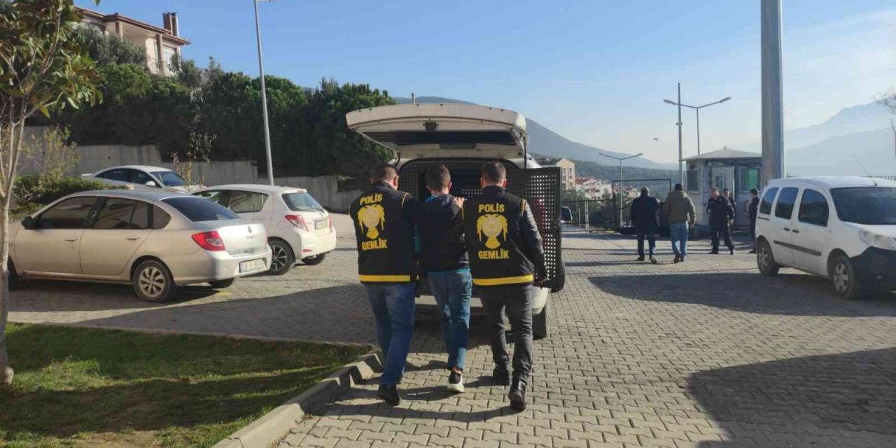Gemik’te 10 aracın camını hırsızlık için kıran zanlılar tutuklandı