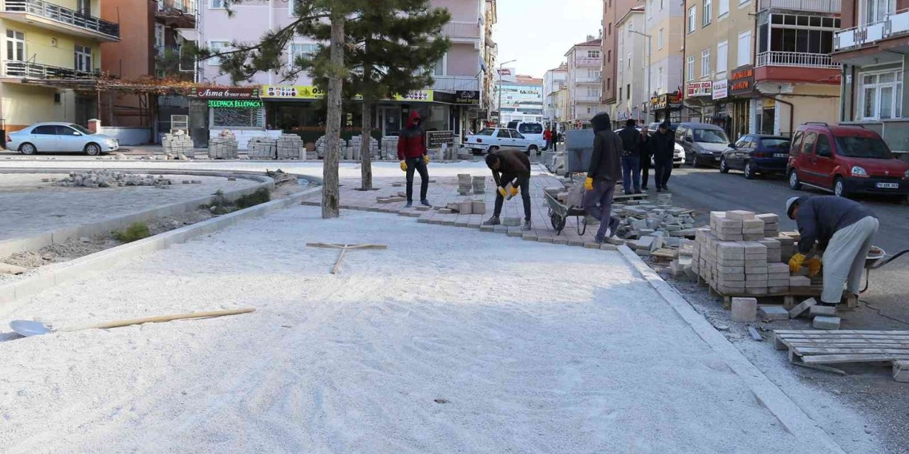 Karaman Belediyesinin asfalt, kaldırım ve park çalışmaları devam ediyor