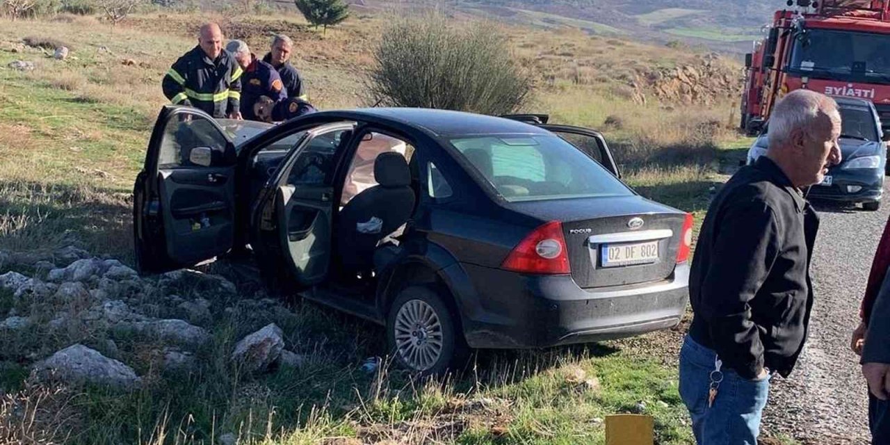 Gaziantep’te 2 otomobil kafa kafa çarpıştı: 3 yaralı
