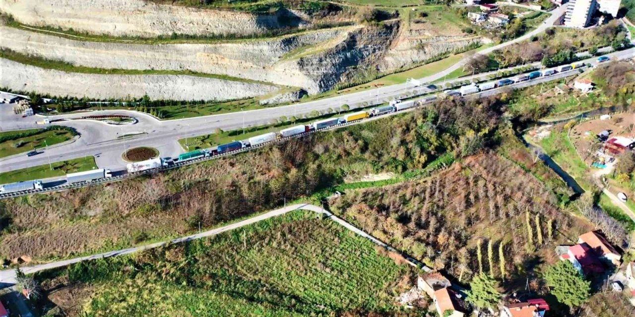 Rusya ile gemi trafiği yavaşladı, tırlar Samsun’da yığıldı