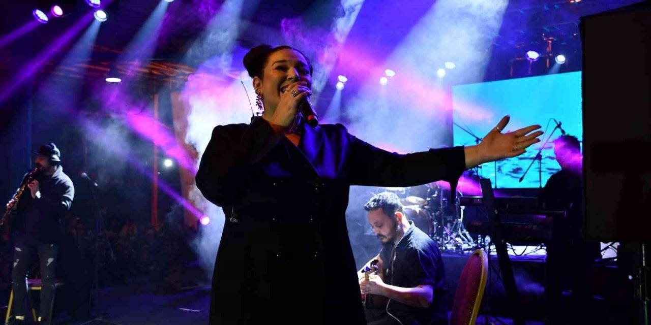 Sanatçı Tuğçe Kandemir, Dörtyol’da konser verdi