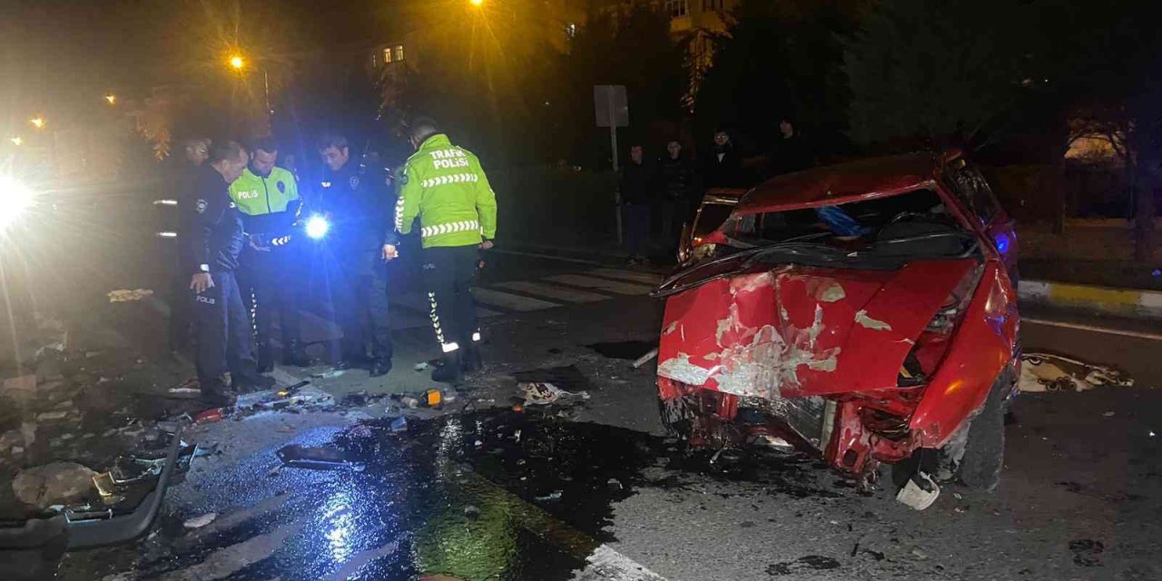 Nevşehir’de otomobilin aydınlatma direğine çarpıp devrildiği anlar kamerada