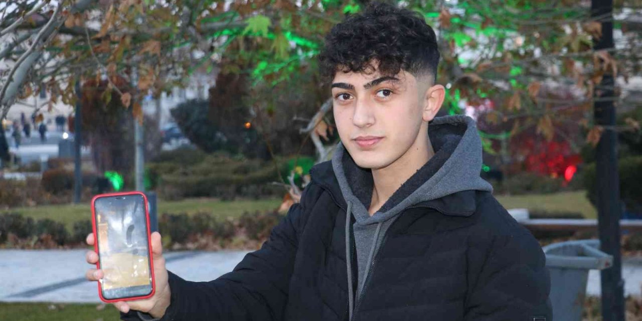 Şehirlere dadanan tilkiler kedilere rakip oldu