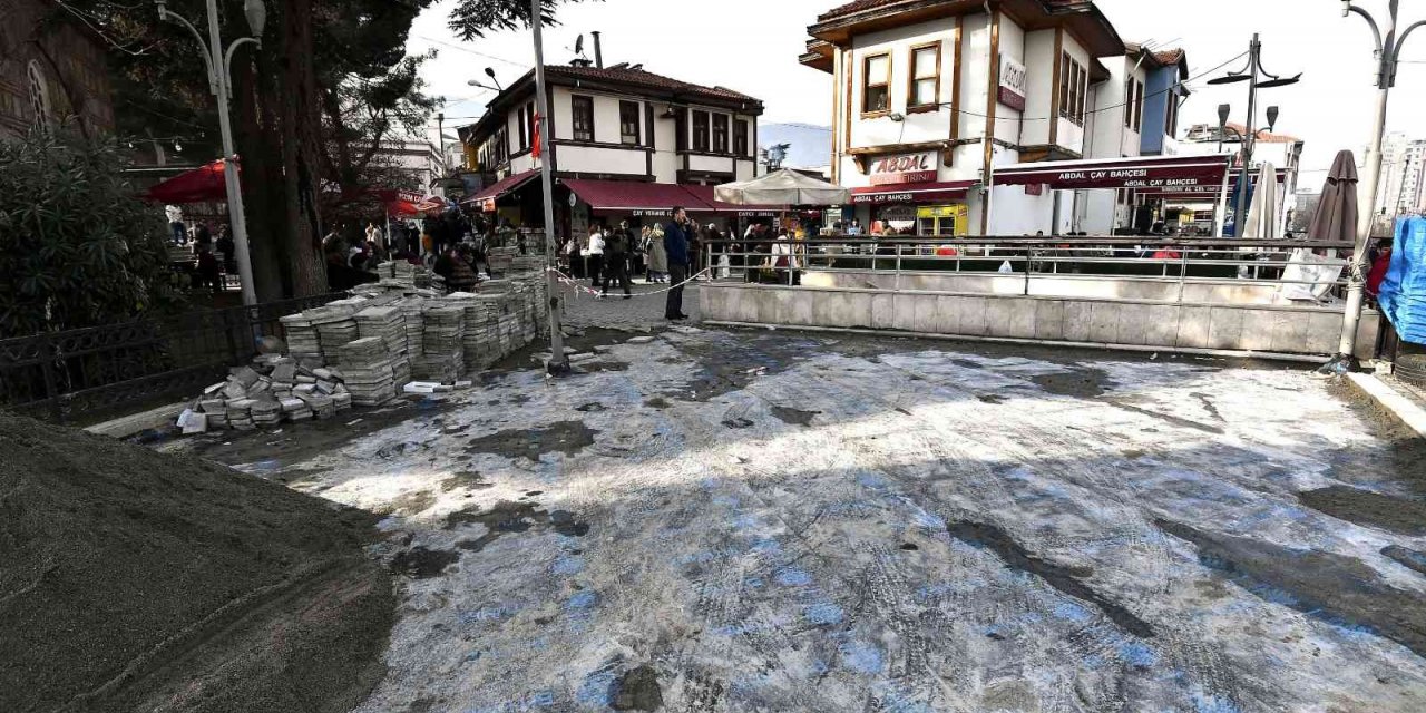 Abdal Camii çevresinde zemin yenileniyor
