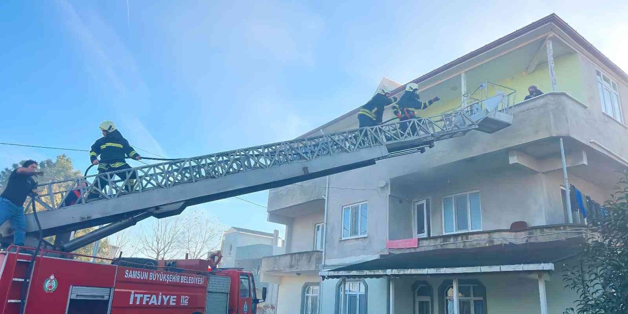 Samsun’da bir evde çıkan yangında 2 kişi hastanelik oldu