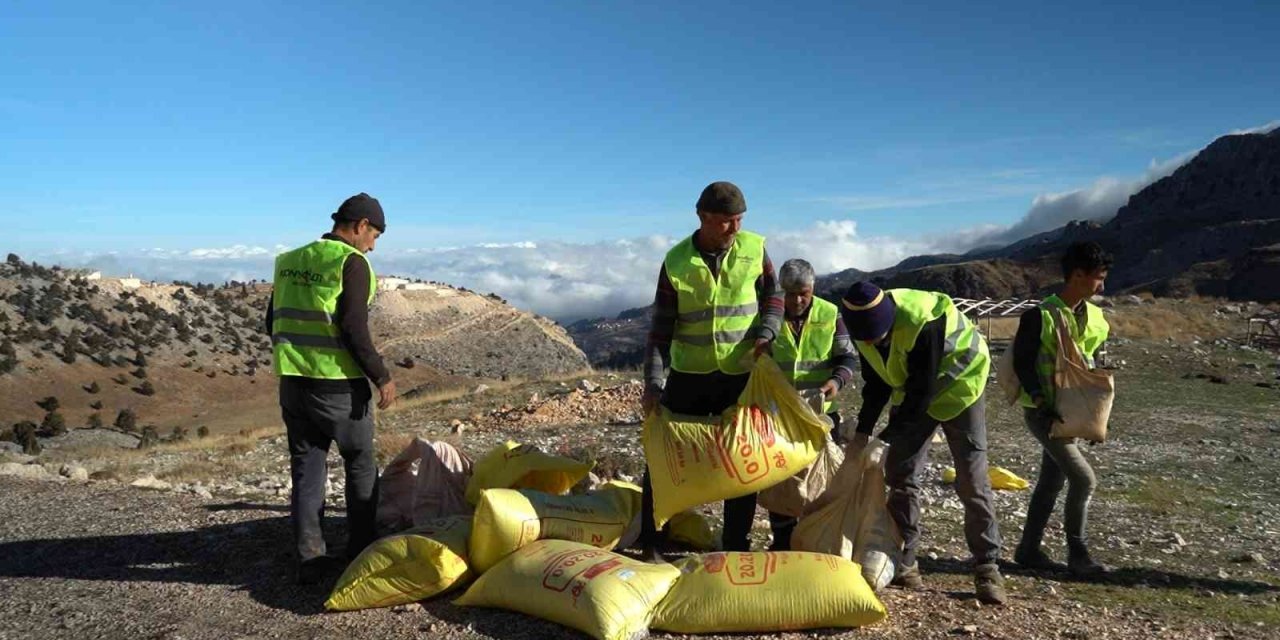 Konyaaltı, otlakları gübreliyor