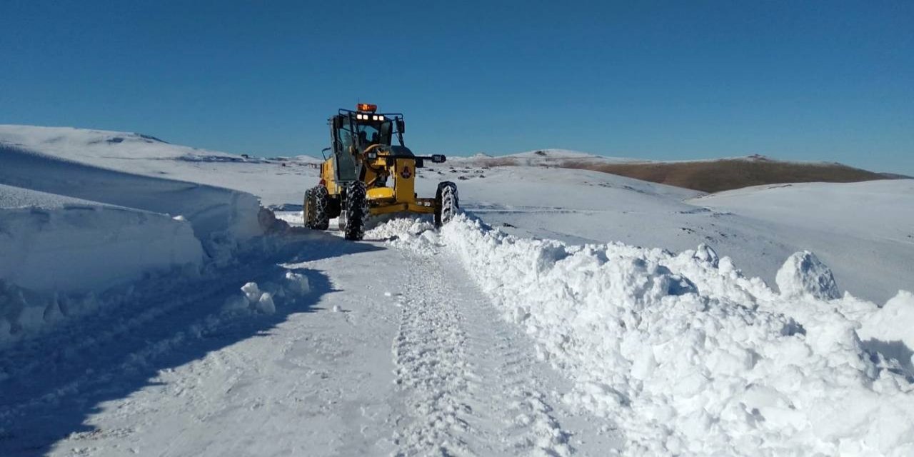 Kardan kapanan yolda mahsur kalan 2 kişi kurtarıldı