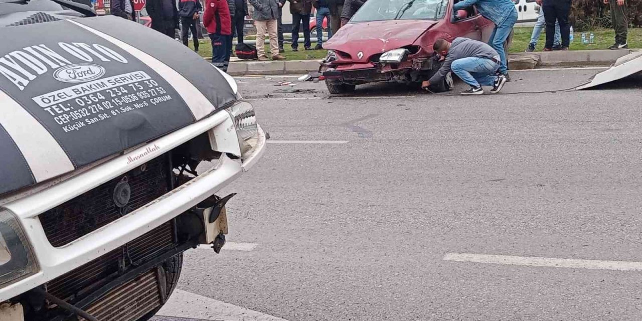 Minibüsle otomobil kavşakta çarpıştı, kaza anı kameraya yansıdı