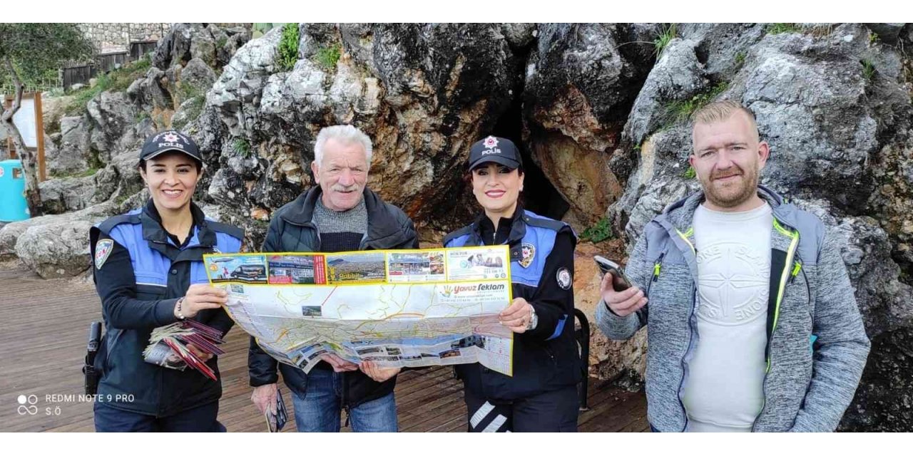 Alanya’da turistler broşürlerle bilgilendiriliyor