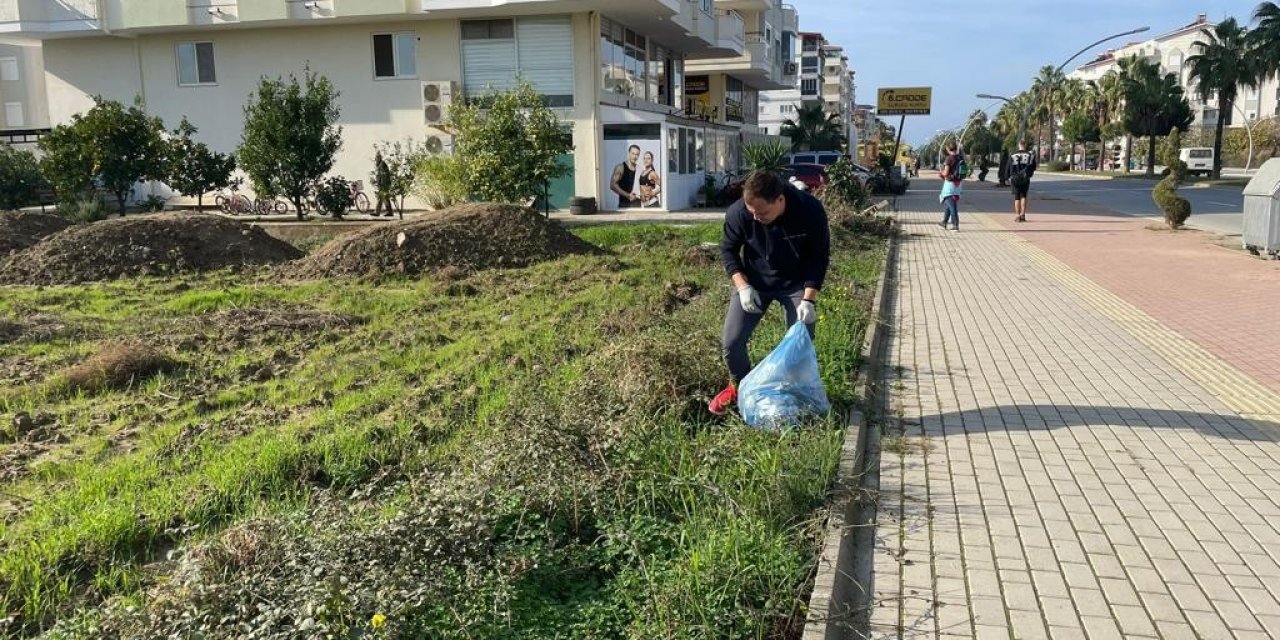 Gazipaşa’da yaşayan yerleşik Ruslar, cadde ve sokaklarda çöp topladı