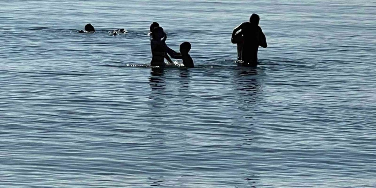 Antalya’da aralık ayının ortasında deniz keyfi