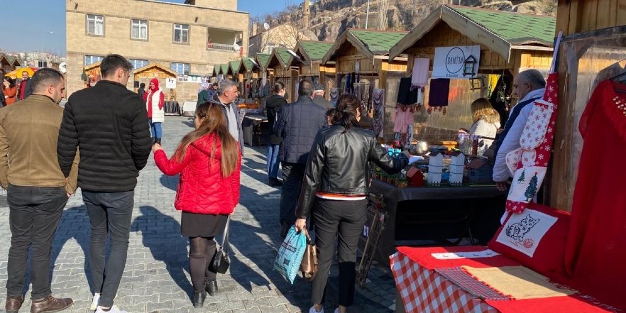 Talas ’Maharetli Eller Kadın Üretici Pazarı’na İlgi Büyük