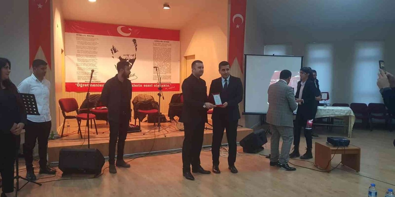 Akçadağ’ın tanıtımına katkı sunan öğretmene plaket