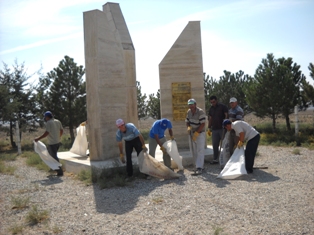 Trafik Kurbanları Anıtı'nda çevre temizliği