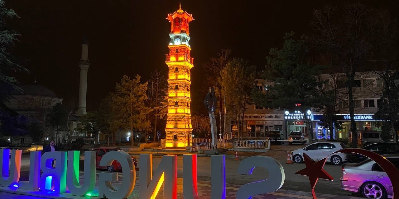 Restorasyonu tamamlanan tarihi Saat Kulesi ışıl ışıl