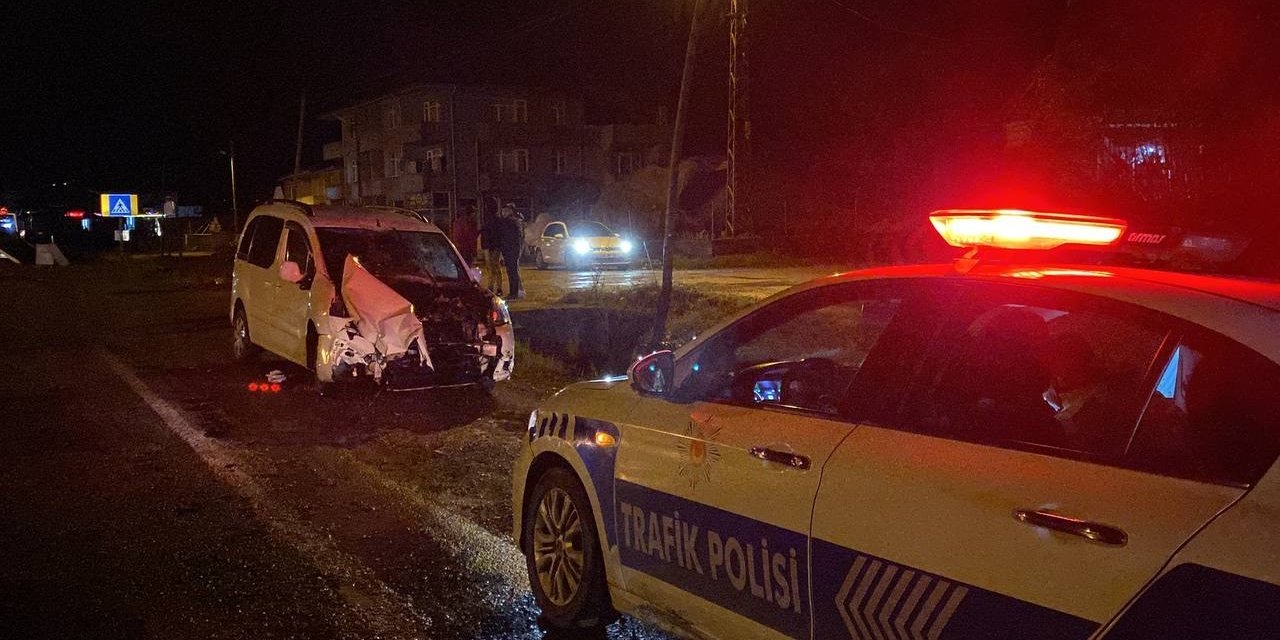 Hafif ticari araç patpata çarptı: 4 yaralı