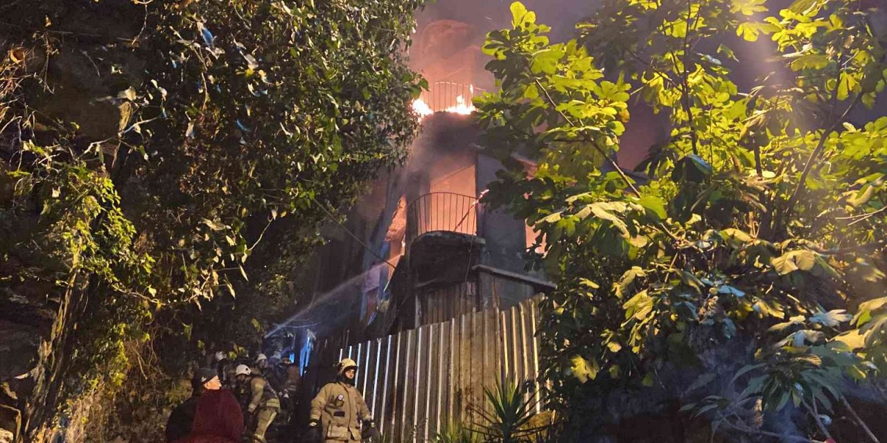 Beyoğlu’nda evsizlerin kaldığı 3 katlı metruk bina alev alev yandı
