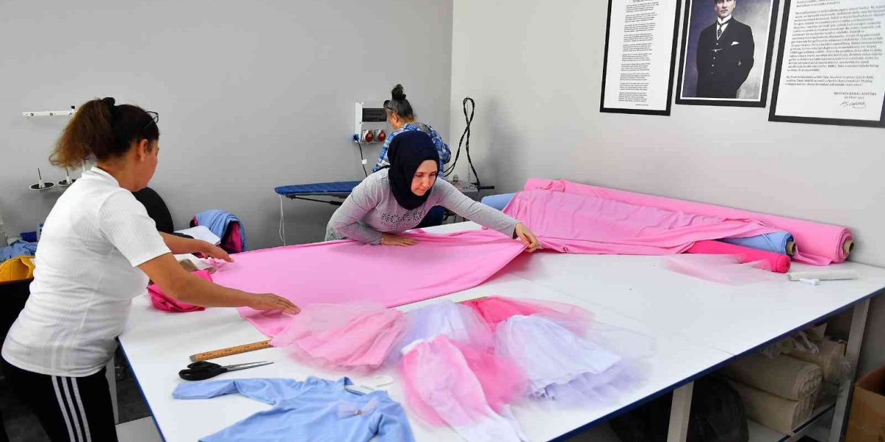 Kadınlar dikiş kursunda mutluluk üretiyor
