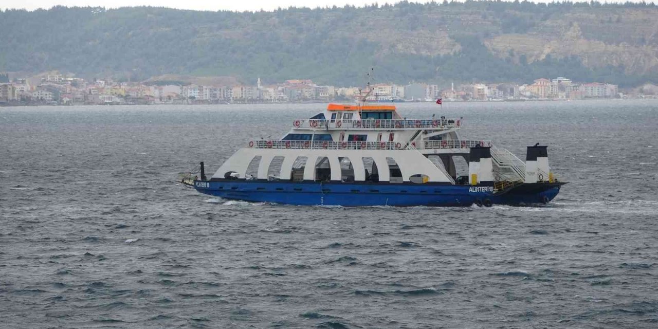 Gökçeada ve Bozcaada’ya fırtına nedeniyle bugün ve yarın tüm feribot seferleri iptal edildi