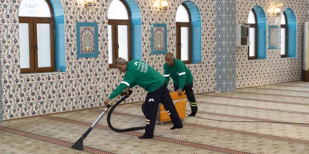 Mersin’de ibadethaneler temizleniyor