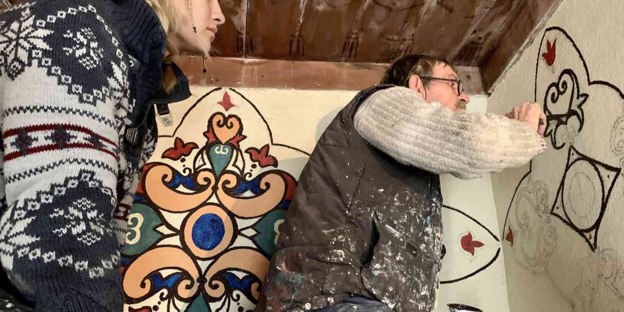 Baba ve kız birlikte nakkaşlık sanatını yaşatıyorlar