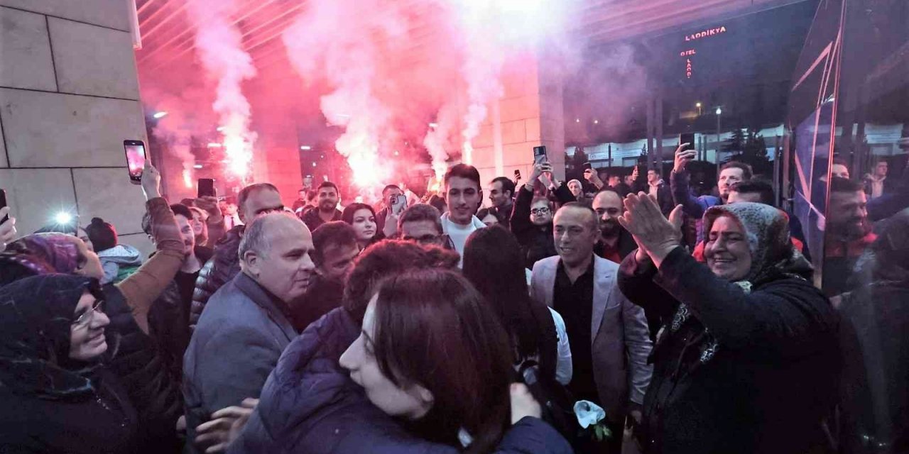 Denizli’nin şampiyon kızlarına görkemli karşılama