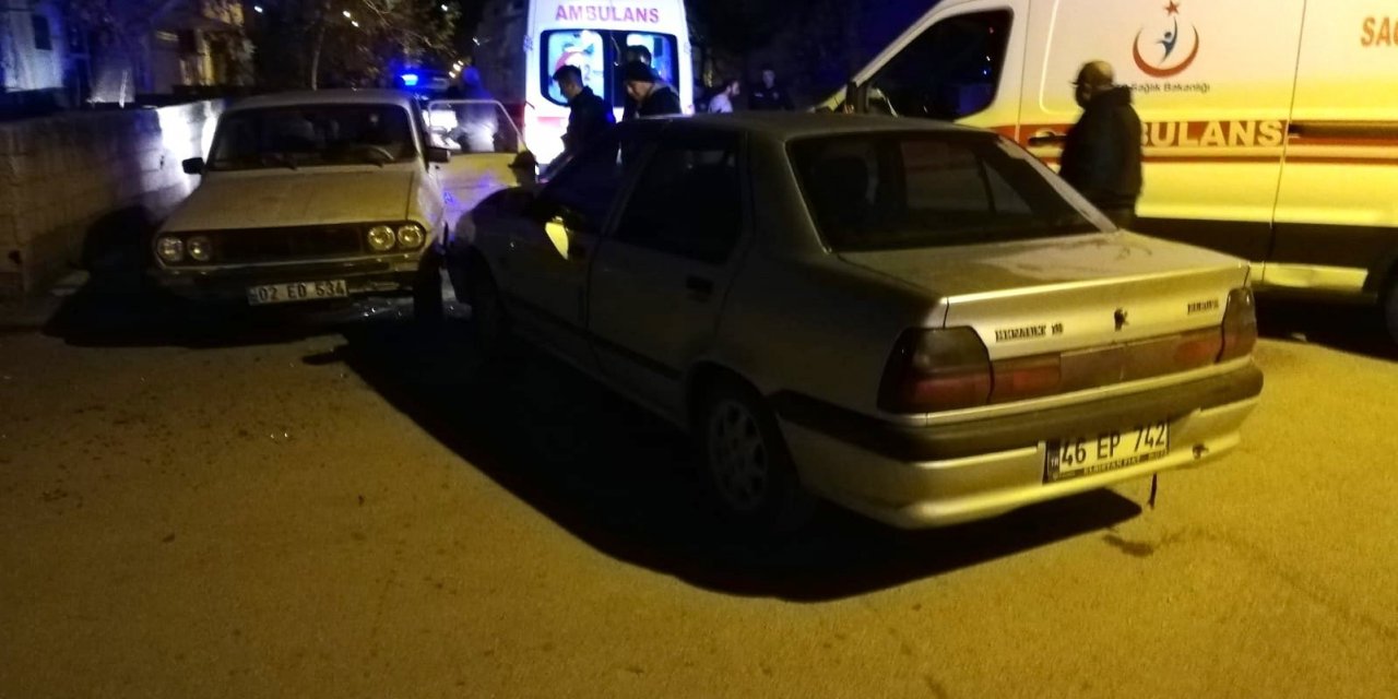 İki otomobil çarpıştı: 3 yaralı