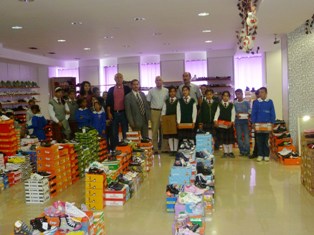 Kulu'da öğrencilere giysi yardımı