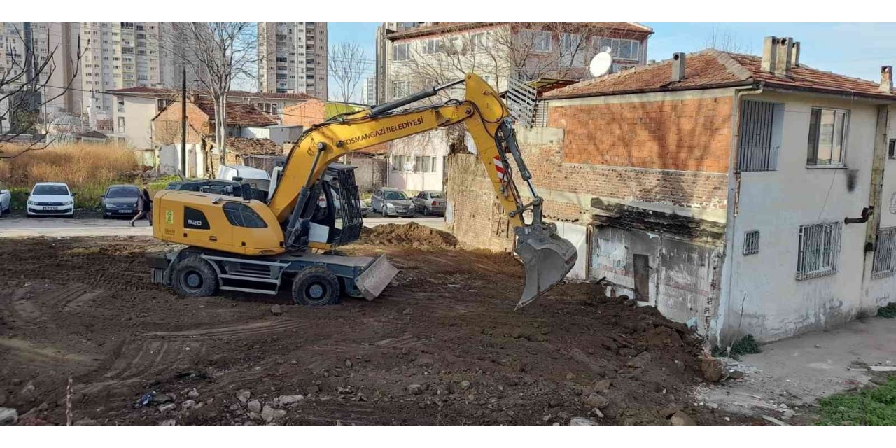 Osmangazi’de bir metruk yapı daha yıkıldı