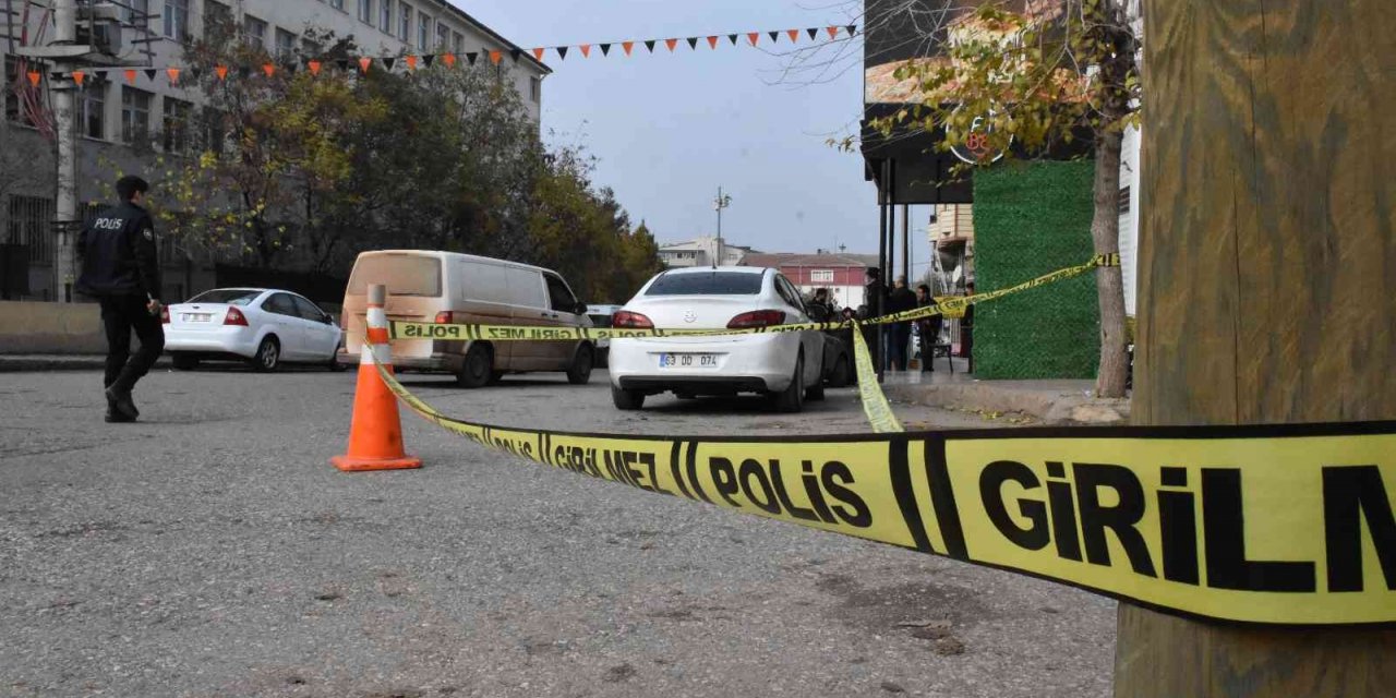 Sokak ortasında silahlı saldırıya uğrayan kişi hayatını kaybetti