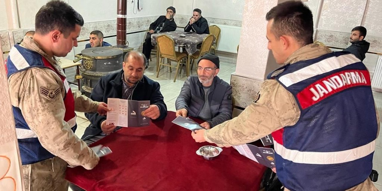 Elazığ’da jandarma ekipleri vatandaşları bilgilendirdi
