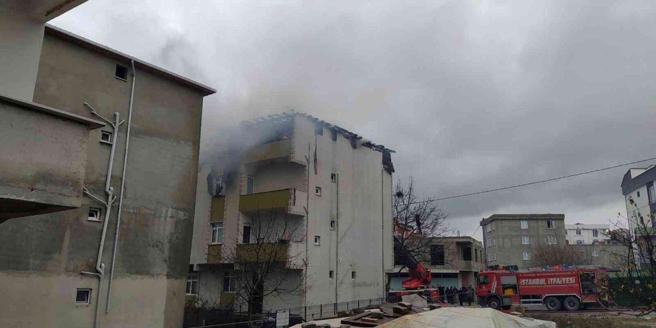 Büyükçekmece’de bir binanın çatı katında çıkan yangın paniğe neden oldu