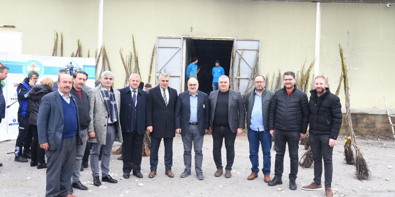 Akhisarlı üreticiye fidan desteği