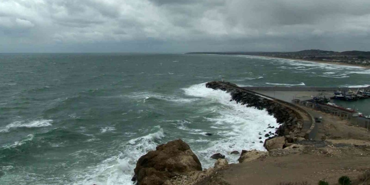 Arnavutköy’de dev dalgalar oluştu