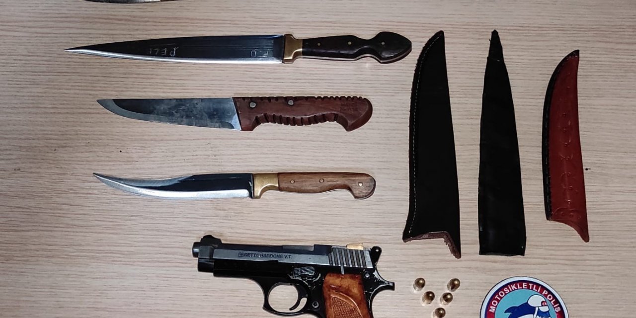 Polis ruhsatsız tabanca ve bıçak ele geçirdi