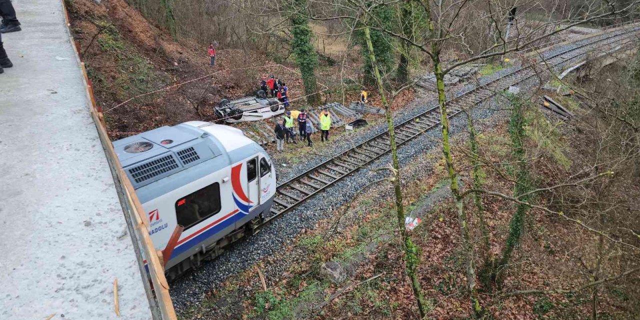 Virajı alamadı hemzemin geçide uçtu: 1 ölü