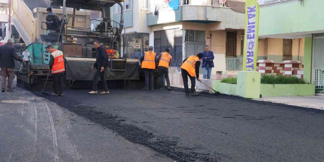 Haliliye’de yollar sıcak asfalt ve parke çalışmalarıyla yenileniyor