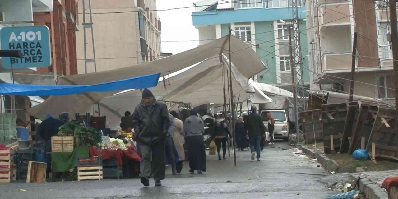 Arnavutköy’de fırtına nedeniyle bazı pazarcılar çadır kuramazken bazılarıysa ısınmak için ateş yaktı
