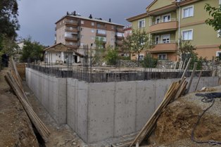 İnşaattan düşen işçi ağır yaralandı
