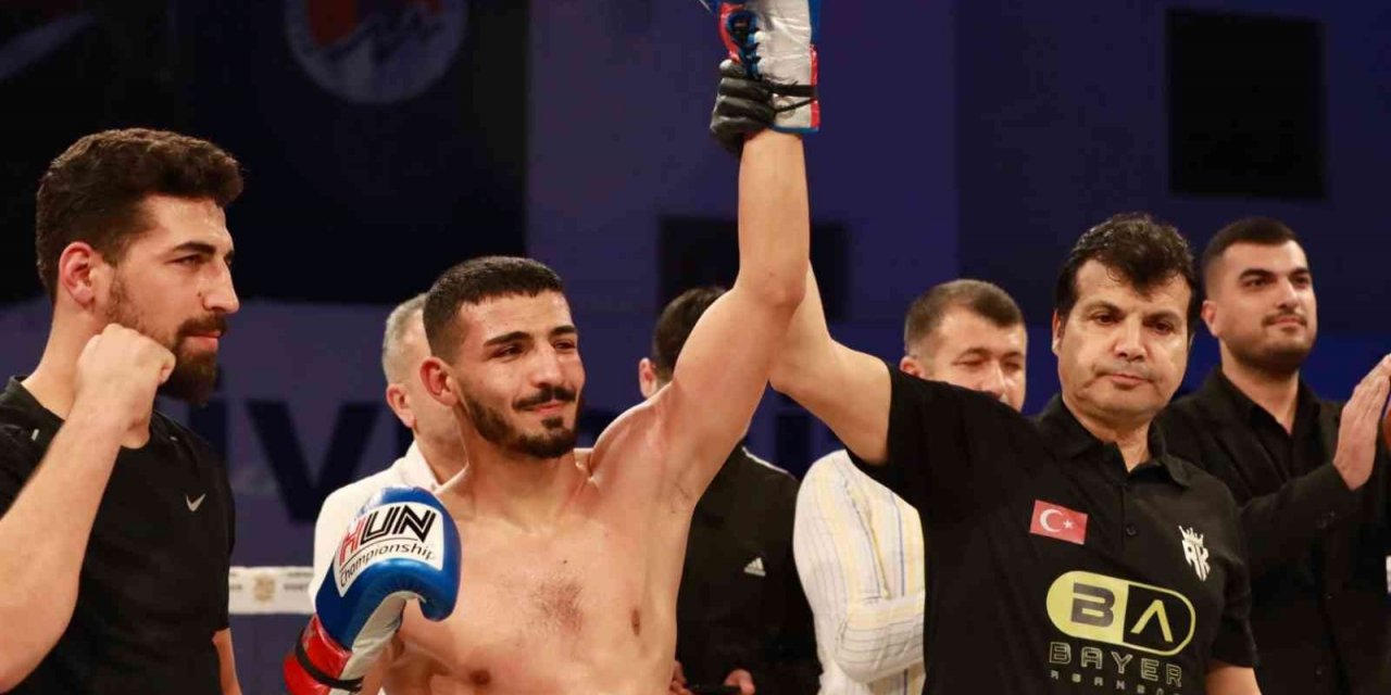 ’Demir Yumruk’ İzzettin Altunsöz, rakibini bayılttı